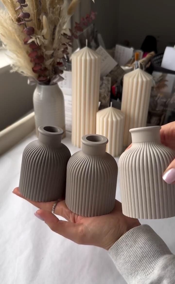 Mini Ribbed Concrete Flower Vase with Golden Flakes